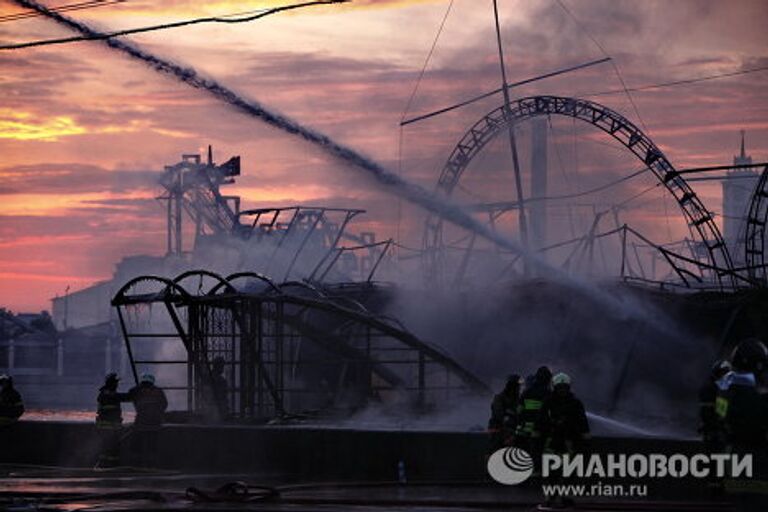 Пожар в плавучем ресторане Мама Зоя в центре Москвы