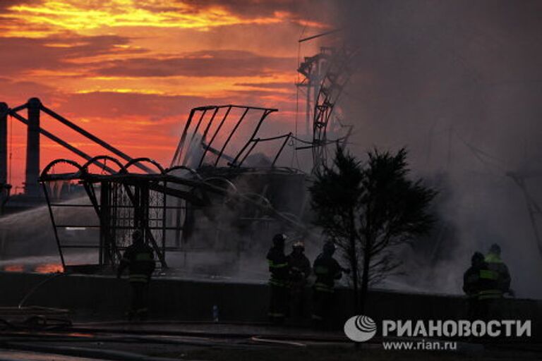 Пожар в плавучем ресторане Мама Зоя в центре Москвы