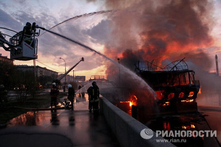 Пожар в плавучем ресторане Мама Зоя в центре Москвы