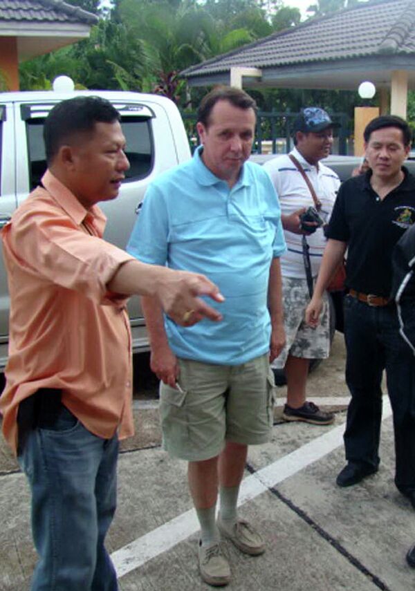 Пианист Михаил Плетнев во время допроса полицией Таиланда 5 июля 2010 г.