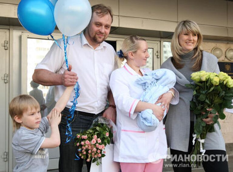 Олимпийская чемпионка Светлана Журова выписалась из роддома с новорожденным сыном