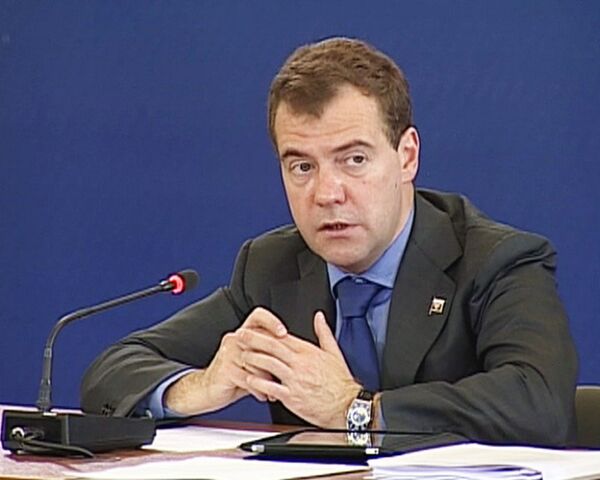 Медведев пригрозил губернаторам за отсутствие Интернете в школах