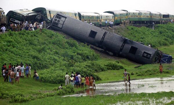 Взрыв поезда на востоке Индии 8 июля 2010 г. 