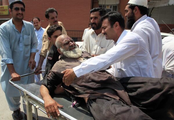Пострадавший во время взрыва в Пакистане 9 июля 2010 г.