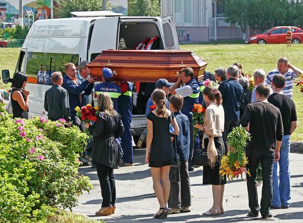Прощание с погибшими в летнем лагере Азов в Москве