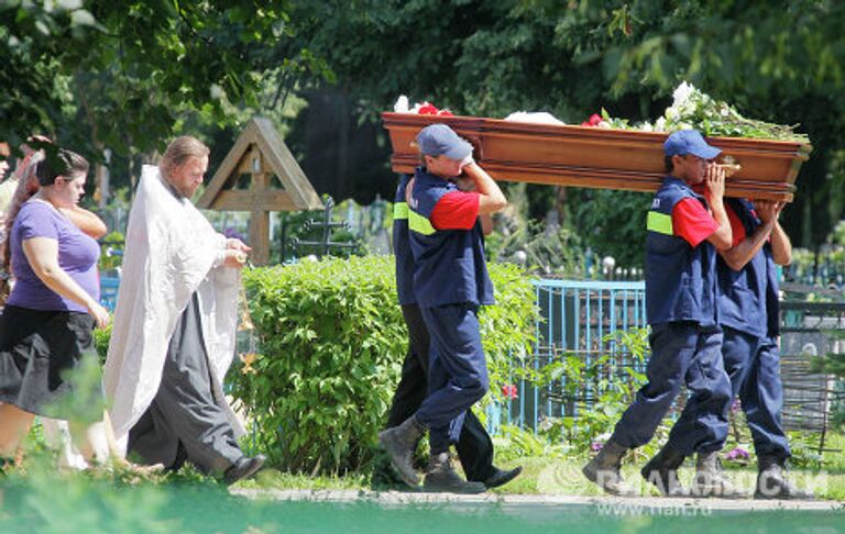 Прощание с погибшими в летнем лагере Азов в Москве