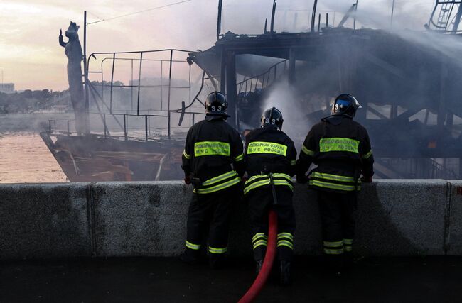 Пожар в плавучем ресторане Мама Зоя в центре Москвы