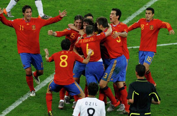 Игроки сбрной Испании радуются победе над сборной Германии