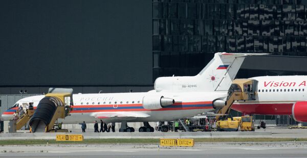Самолет с 10 задержанными россиянами на борту