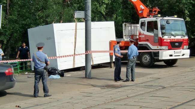 Торговая палатка упала на человека.