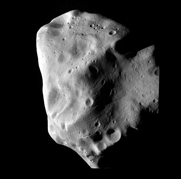 Снимок астероида Лютеция, сделанный зондом Розетта с близкого расстояния 