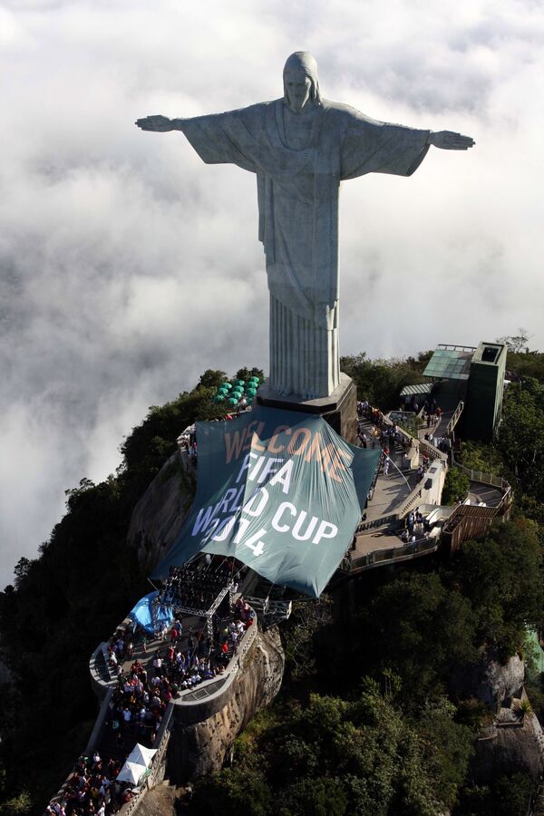 Статуя Христа-Искупителя в Рио приняла «эстафету» ЧМ по футболу