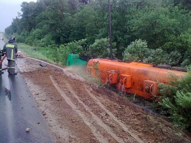 Бензовоз с топливом опрокинулся в кювет в Подмосковье