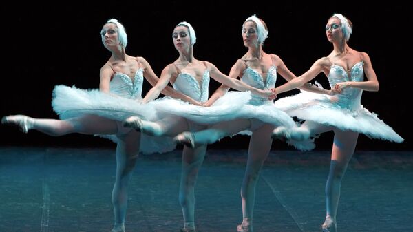Сцена из балета Лебединое озеро в постановке Михайловского театра