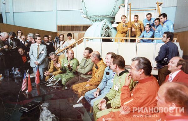 Члены экипажей космических кораблей Союз и Аполлон на встрече с журналистами