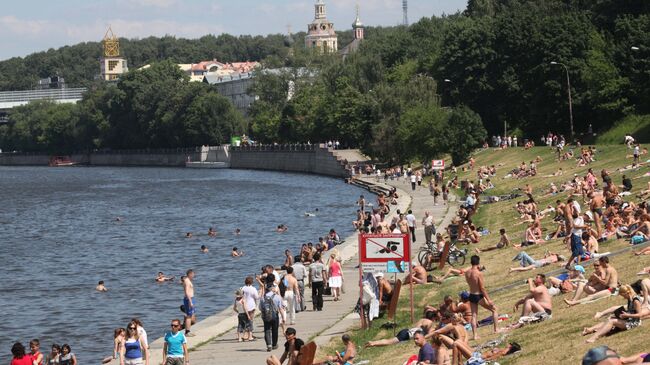 Отдых горожан на Воробьевых горах. Архивное фото