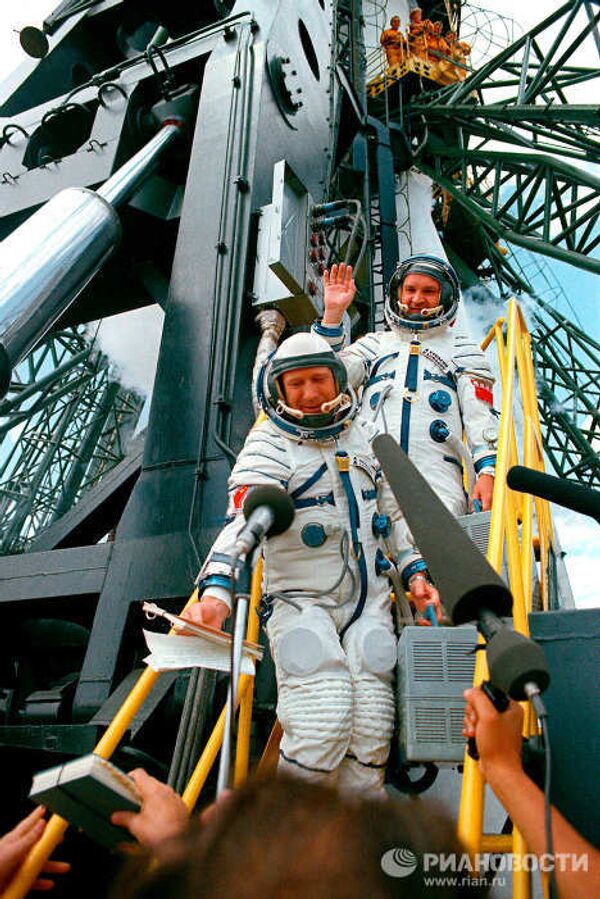 Космонавты А.Леонов и В.Кубасов перед стартом