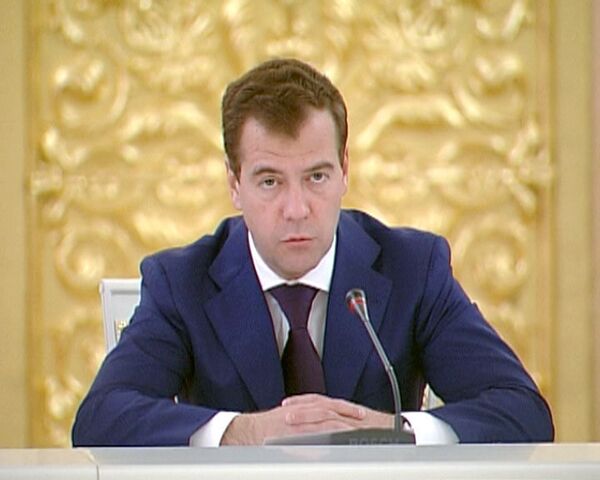 Медведев и Миронов раскритиковали темпы борьбы с коррупцией