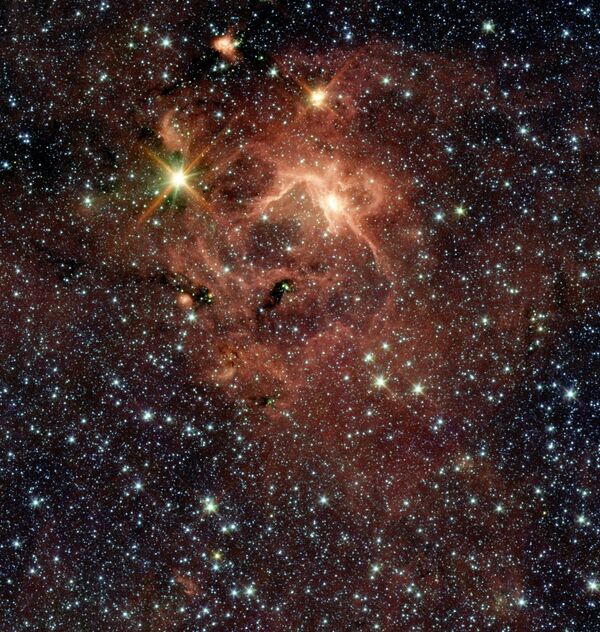 Звезда IRAS 13481-6124 (самая яркая на фотографии) и ее «колыбель»
