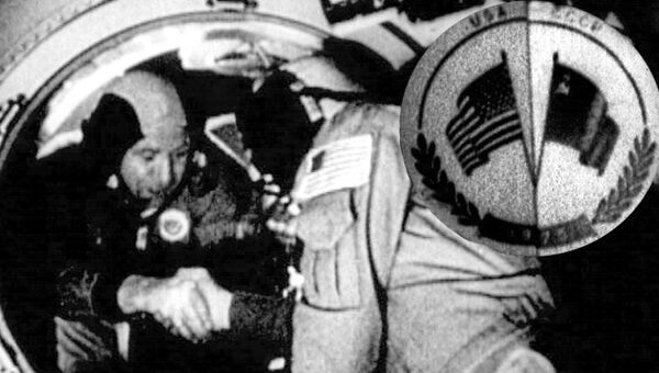 Космонавты СССР и США впервые встретились на орбите Земли. 1975 год