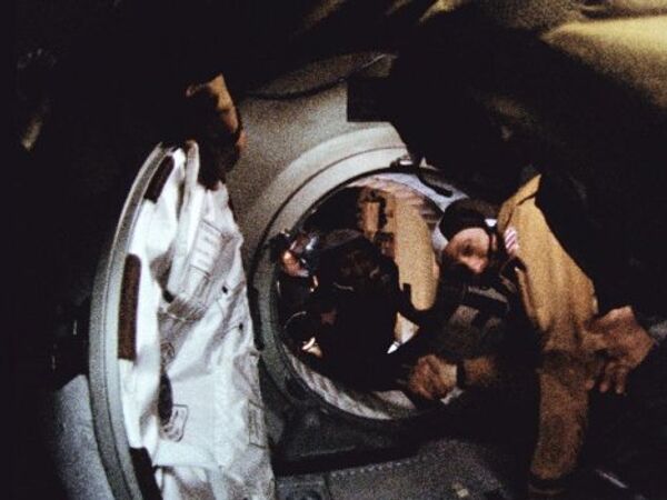 Космонавт Алексей Леонов приветствует Томаса Стаффорда после стыковки кораблей Союз и Аполлон