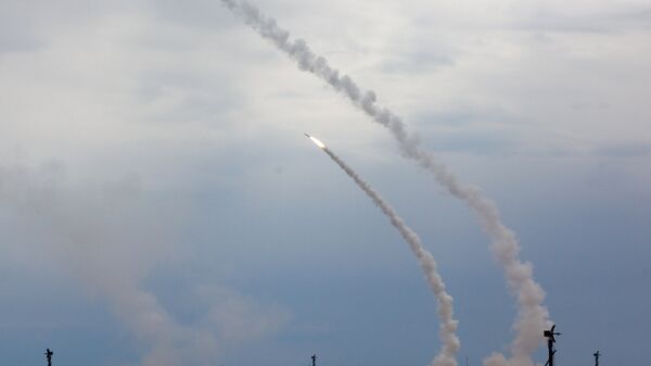 Запуск ракеты зенитно-ракетной системой в рамках учений войск ПВО. Архивное фото