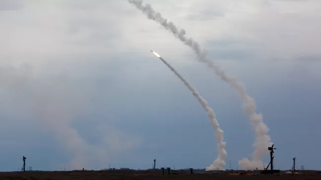Запуск ракеты зенитно-ракетной системой Запуск ракеты зенитно-ракетной системой