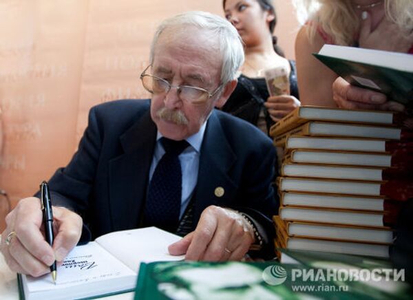 Василий Ливанов на XXII Московской книжной выставке-ярмарке на ВВЦ в Москве