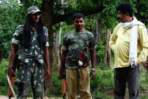 Боец спецназа индийской полиции (слева) во время патруля в джунглях на востоке Индии. Архив