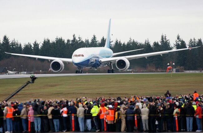 Новейший пассажирский лайнер Boeing 787 Dreamliner совершил первый полет за пределы США