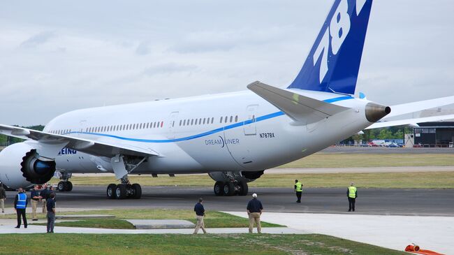 Широкофюзеляжный лайнер Boeing -787 Dreamliner на Международном аэрокосмическом салоне Фарнборо-2010