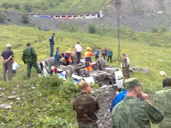 Транспортировка автобуса, упавшего 18 июля с Транскавказской магистрали 