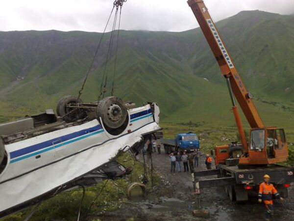 Транспортировка автобуса, упавшего 18 июля с Транскавказской магистрали