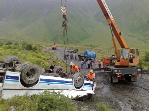 Транспортировка автобуса, упавшего 18 июля с Транскавказской магистрали