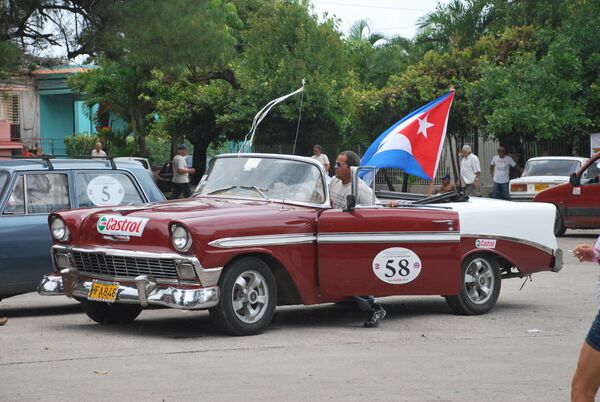 Старинные автомобили и мотоциклы проехали по центральным улицам Гаваны