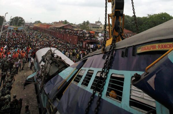 Два поезда столкнулись на востоке Индии