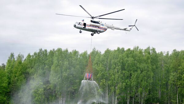 Тушение пожара при участии вертолета Ми-8. Архив