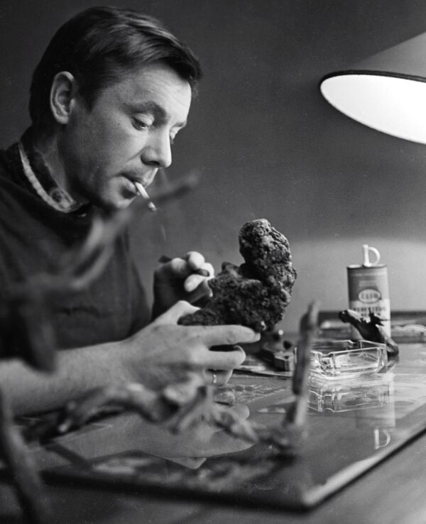 Советский артист Олег Анофриев вырезает различные фигурки из древесных корней. 1964