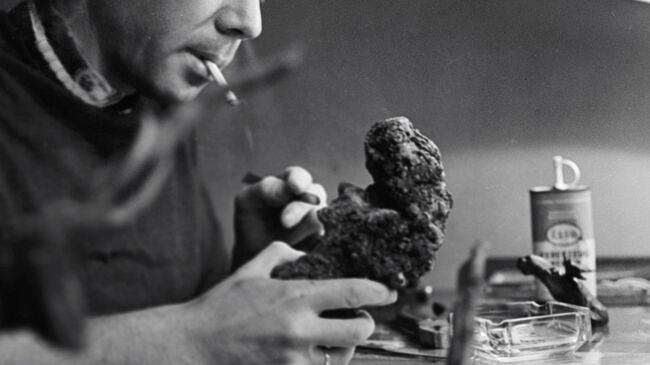 Советский артист Олег Анофриев вырезает различные фигурки из древесных корней. 1964 Советский артист Олег Анофриев вырезает различные фигурки из древесных корней. 1964