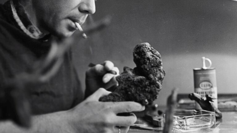 Советский артист Олег Анофриев вырезает различные фигурки из древесных корней. 1964 Советский артист Олег Анофриев вырезает различные фигурки из древесных корней. 1964