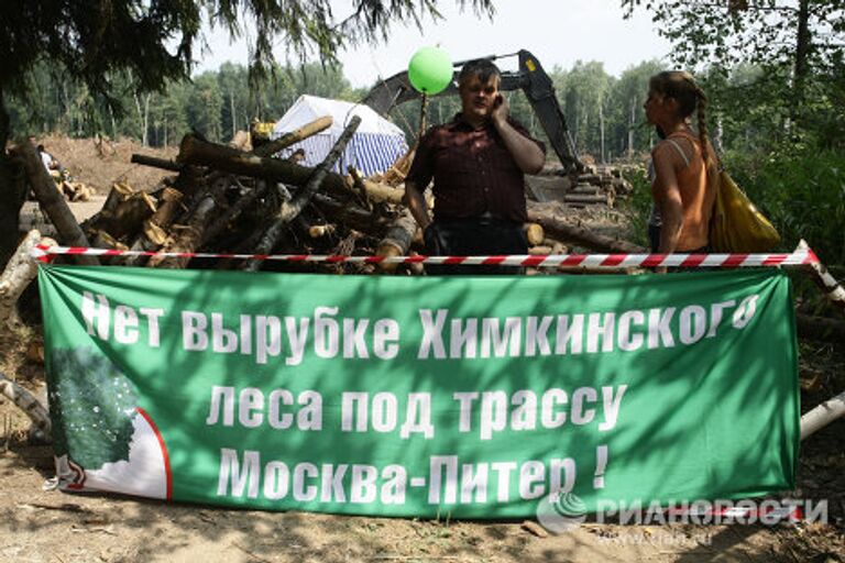 Защитники Химкинского леса перекрыли дорогу застройщикам