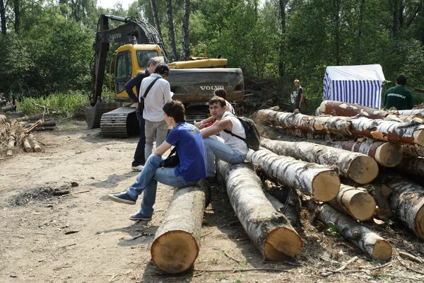 Защитники Химкинского леса перекрыли дорогу застройщикам