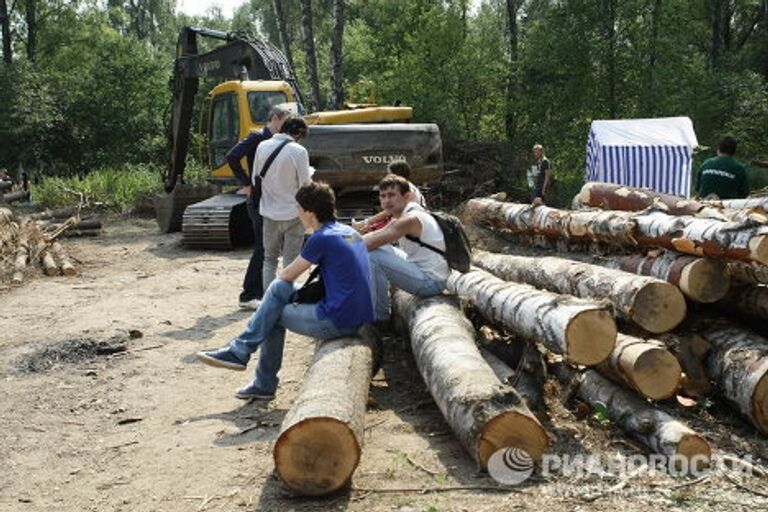 Защитники Химкинского леса перекрыли дорогу застройщикам