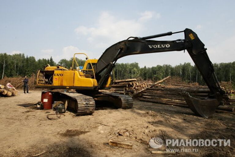 Защитники Химкинского леса перекрыли дорогу застройщикам