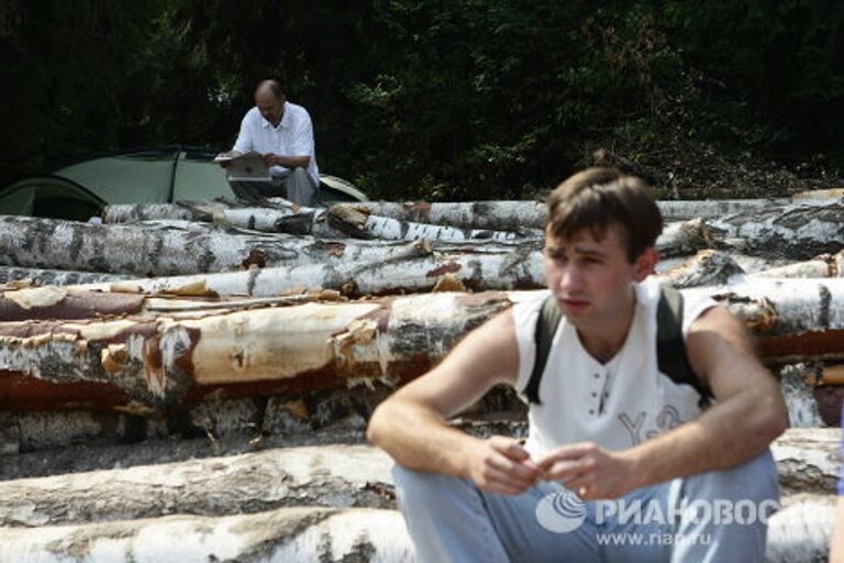 Защитники Химкинского леса перекрыли дорогу застройщикам