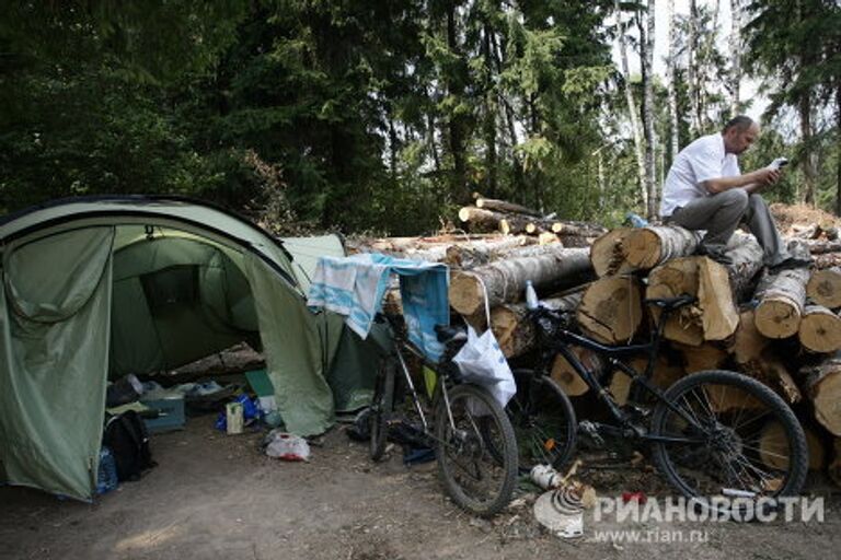 Защитники Химкинского леса перекрыли дорогу застройщикам