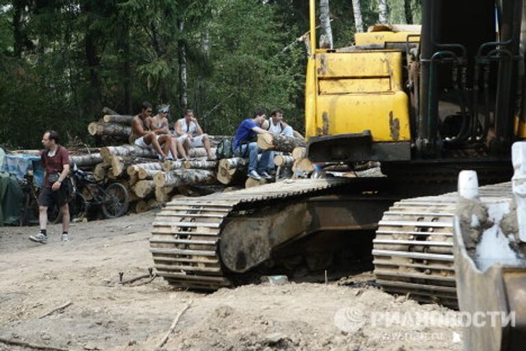 Защитники Химкинского леса перекрыли дорогу застройщикам