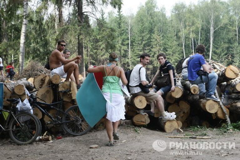 Защитники Химкинского леса перекрыли дорогу застройщикам