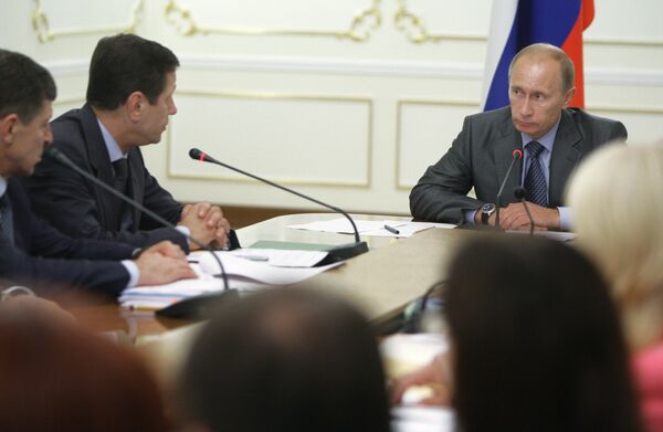 Премьер-министр РФ Владимир Путин и вице-премьер РФ Александр Жуков (справа налево). Архив