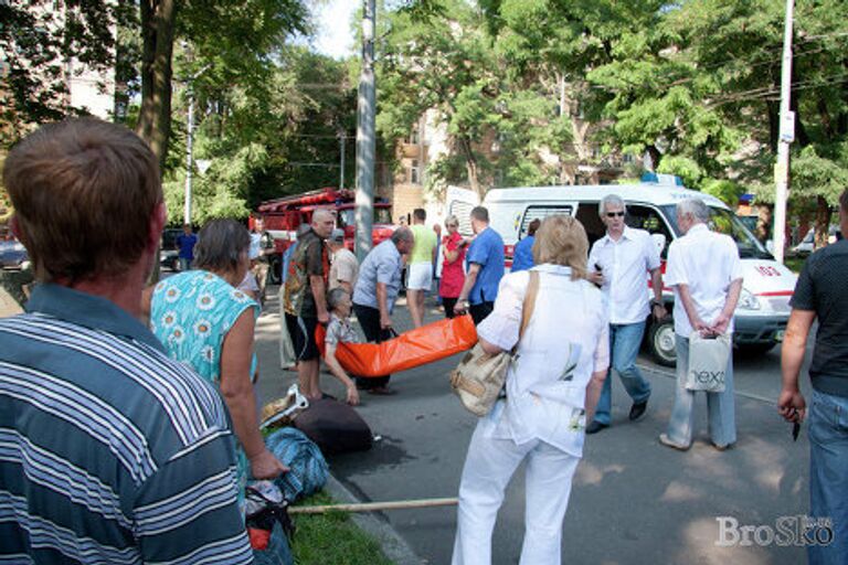 Грузовик провалился под асфальт в Днепропетровске